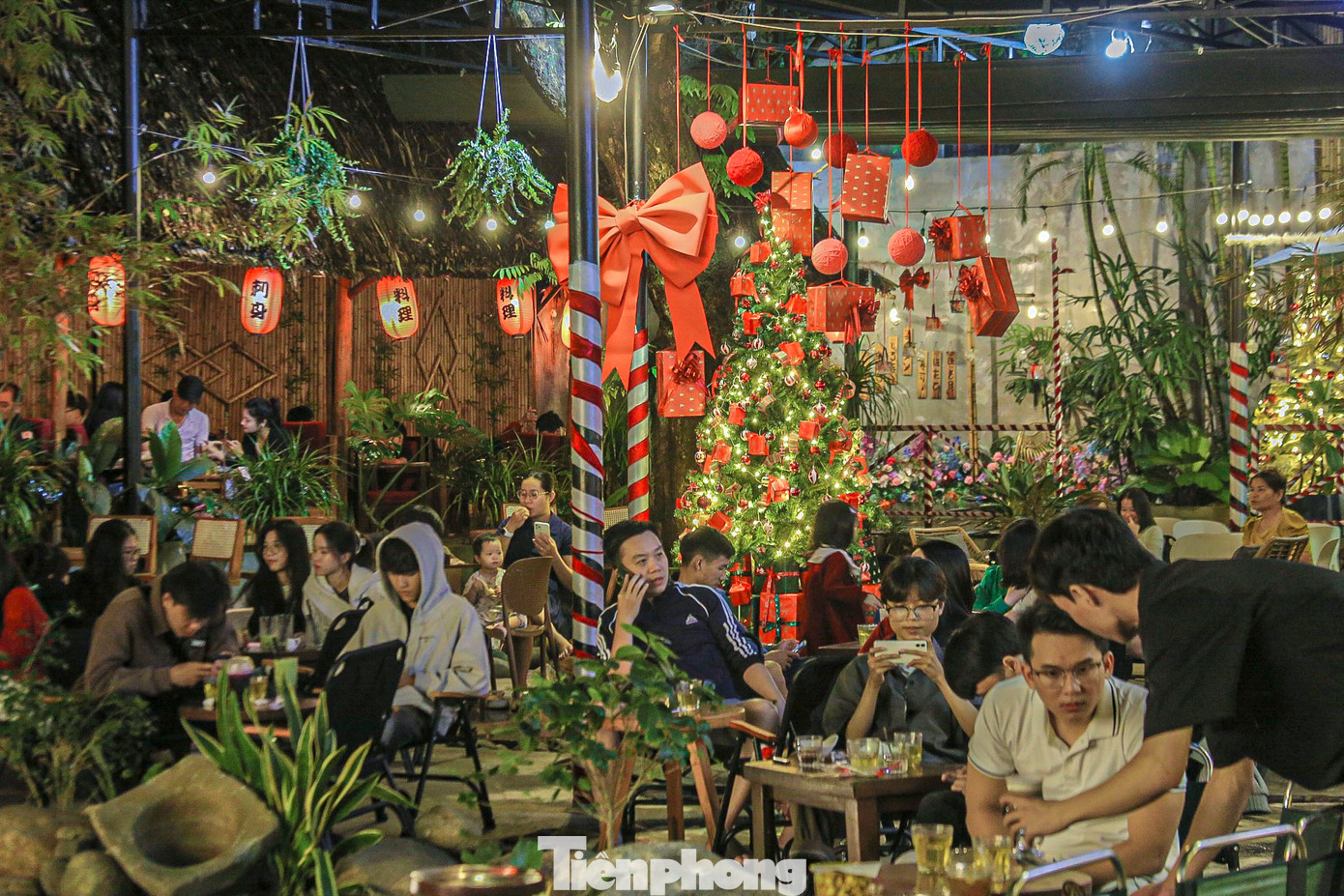 Nhiều quán cà phê không chỉ đầu tư vào trang trí mà còn thiết kế các sản phẩm độc đáo liên quan đến mùa Giáng sinh để thu hút nhiều người.