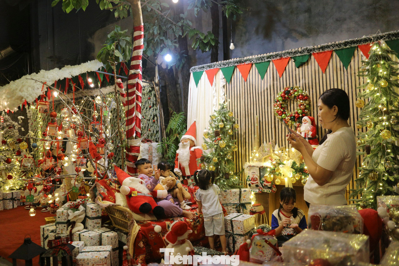 Nhiều em nhỏ thích thú khi được bố mẹ dẫn đi vui chơi Noel sớm.