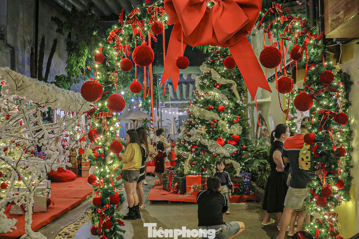 Đông đảo bạn trẻ tìm đến các quán cà phê được trang trí những tiểu cảnh như người tuyết, ông già Noel, xe trượt tuần lộc, hay các khu vườn tuyết giả để chụp hình.