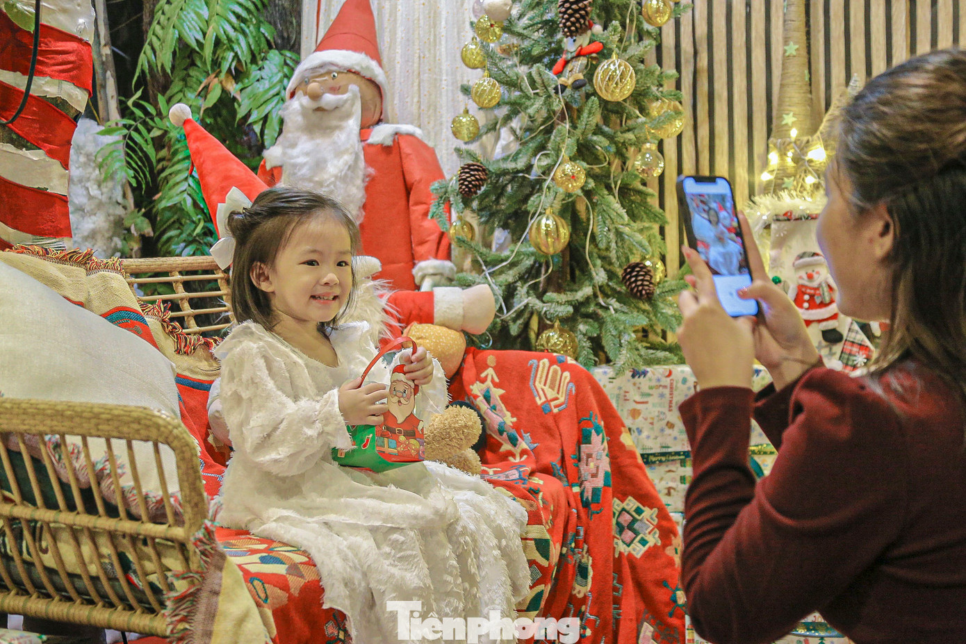 Nhiều em nhỏ thích thú khi được bố mẹ dẫn đi vui chơi Noel sớm.