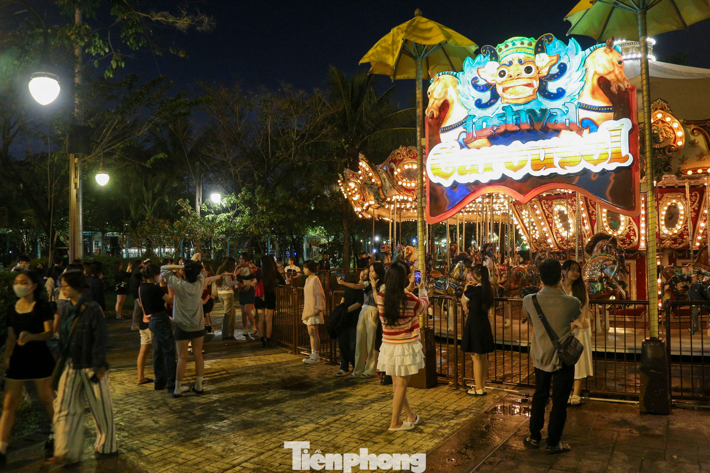 Tranh thủ thời tiết đẹp, nhiều bạn trẻ đã tìm đến các góc phố rực rỡ màu sắc ở Đà Nẵng để chụp hình, lưu giữ những khoảnh khắc và cảm nhận không khí Giáng sinh sớm.