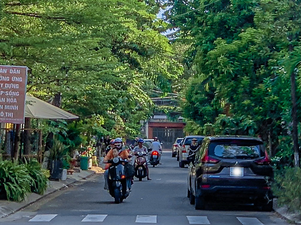 Các tuyến đường tại quận Sơn Trà nằm trong các phường trung tâm của quận có mật độ dân số đông, lưu lượng người và lưu lượng giao thông lớn, nhất là trong giờ cao điểm gây mất an toàn, khó khăn trong việc đi lại của người dân cũng như khách du lịch. Vì vậy, quyết định đầu tư dự án nâng cấp, mở rộng các tuyến đường có mặt cắt lòng đường từ 3,5m – 3,75m thành 5,5m trên địa bàn quận Sơn Trà (giai đoạn 2) là thực sự cần thiết. Các tuyến đường tại quận Sơn Trà nằm trong các phường trung tâm của quận có mật độ dân số đông, lưu lượng người và lưu lượng giao thông lớn, nhất là trong giờ cao điểm gây mất an toàn, khó khăn trong việc đi lại của người dân cũng như khách du lịch. Vì vậy, quyết định đầu tư dự án nâng cấp, mở rộng các tuyến đường có mặt cắt lòng đường từ 3,5m – 3,75m thành 5,5m trên địa bàn quận Sơn Trà (giai đoạn 2) là thực sự cần thiết.