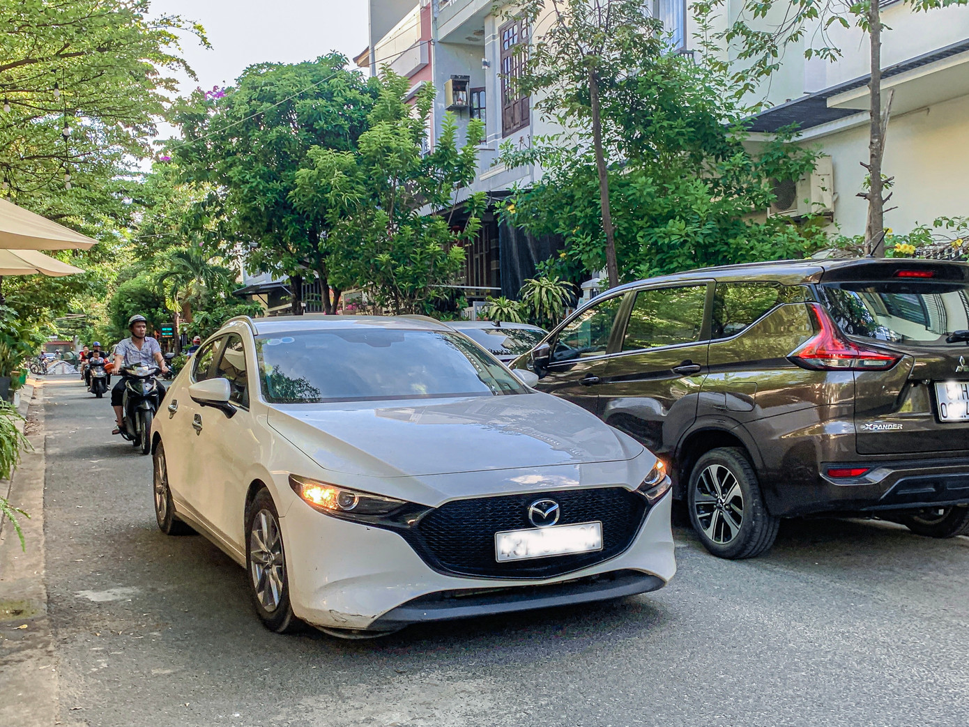 Các tuyến đường tại quận Sơn Trà nằm trong các phường trung tâm của quận có mật độ dân số đông, lưu lượng người và lưu lượng giao thông lớn, nhất là trong giờ cao điểm gây mất an toàn, khó khăn trong việc đi lại của người dân cũng như khách du lịch. Vì vậy, quyết định đầu tư dự án nâng cấp, mở rộng các tuyến đường có mặt cắt lòng đường từ 3,5m – 3,75m thành 5,5m trên địa bàn quận Sơn Trà (giai đoạn 2) là thực sự cần thiết. Các tuyến đường tại quận Sơn Trà nằm trong các phường trung tâm của quận có mật độ dân số đông, lưu lượng người và lưu lượng giao thông lớn, nhất là trong giờ cao điểm gây mất an toàn, khó khăn trong việc đi lại của người dân cũng như khách du lịch. Vì vậy, quyết định đầu tư dự án nâng cấp, mở rộng các tuyến đường có mặt cắt lòng đường từ 3,5m – 3,75m thành 5,5m trên địa bàn quận Sơn Trà (giai đoạn 2) là thực sự cần thiết.