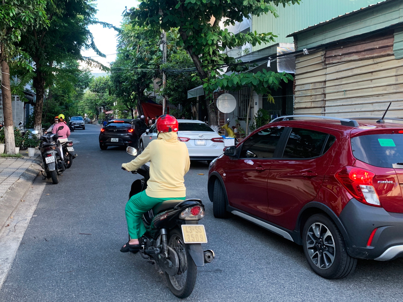 Bà Mai Thị Thông sống trên đường Lê Chân (quận Sơn Trà) cho hay: "Đi trên đường nhỏ hẹp xe chạy liên tục rất sợ. Những người ở đây đi bộ thể dục sẽ mất an toàn, mỗi khi có xe ô tô đi qua là đường không còn chỗ để đi vì quá hẹp". Bà Mai Thị Thông sống trên đường Lê Chân (quận Sơn Trà) cho hay: "Đi trên đường nhỏ hẹp xe chạy liên tục rất sợ. Những người ở đây đi bộ thể dục sẽ mất an toàn, mỗi khi có xe ô tô đi qua là đường không còn chỗ để đi vì quá hẹp".