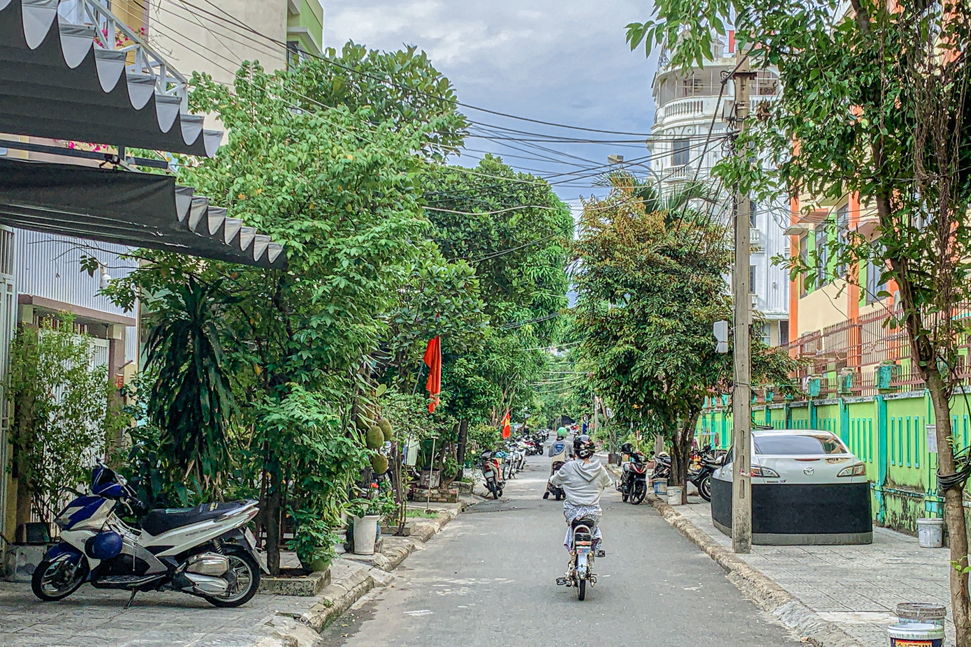 Ghi nhận của phóng viên, các tuyến đường An Hải, An Hải Bắc, Nại Nghĩa, Cổ Mân… thuộc phường Mân Thái, An Hải Bắc, Phước Mỹ (quận Sơn Trà) bề rộng mặt đường nhỏ hẹp, phương tiện lưu thông bằng ô tô chỉ lưu thông được một chiều, nhất là trong các trường hợp cháy nổ, các phương tiện của các lực lượng chức năng rất khó tiếp cận khi có sự cố xảy ra. Ghi nhận của phóng viên, các tuyến đường An Hải, An Hải Bắc, Nại Nghĩa, Cổ Mân… thuộc phường Mân Thái, An Hải Bắc, Phước Mỹ (quận Sơn Trà) bề rộng mặt đường nhỏ hẹp, phương tiện lưu thông bằng ô tô chỉ lưu thông được một chiều, nhất là trong các trường hợp cháy nổ, các phương tiện của các lực lượng chức năng rất khó tiếp cận khi có sự cố xảy ra.