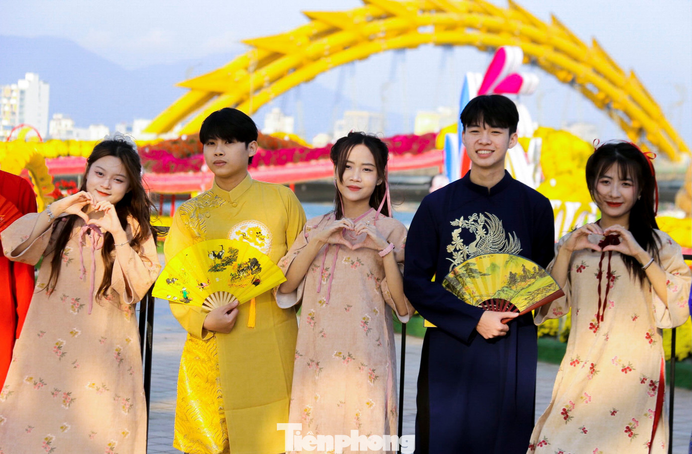 Nhiều bạn trẻ nhí nhảnh tạo dáng chụp hình cùng nhau. Nhiều bạn trẻ nhí nhảnh tạo dáng chụp hình cùng nhau.