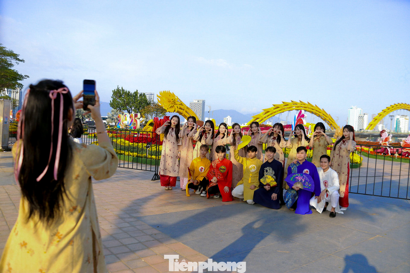 Không khí Tết đang ngập tràn các tuyến đường Đà Nẵng những ngày này. Đường hoa Tết hứa hẹn sẽ là điểm đến lý tưởng để người dân du xuân, chụp hình và tận hưởng không khí năm mới. Không khí Tết đang ngập tràn các tuyến đường Đà Nẵng những ngày này. Đường hoa Tết hứa hẹn sẽ là điểm đến lý tưởng để người dân du xuân, chụp hình và tận hưởng không khí năm mới.