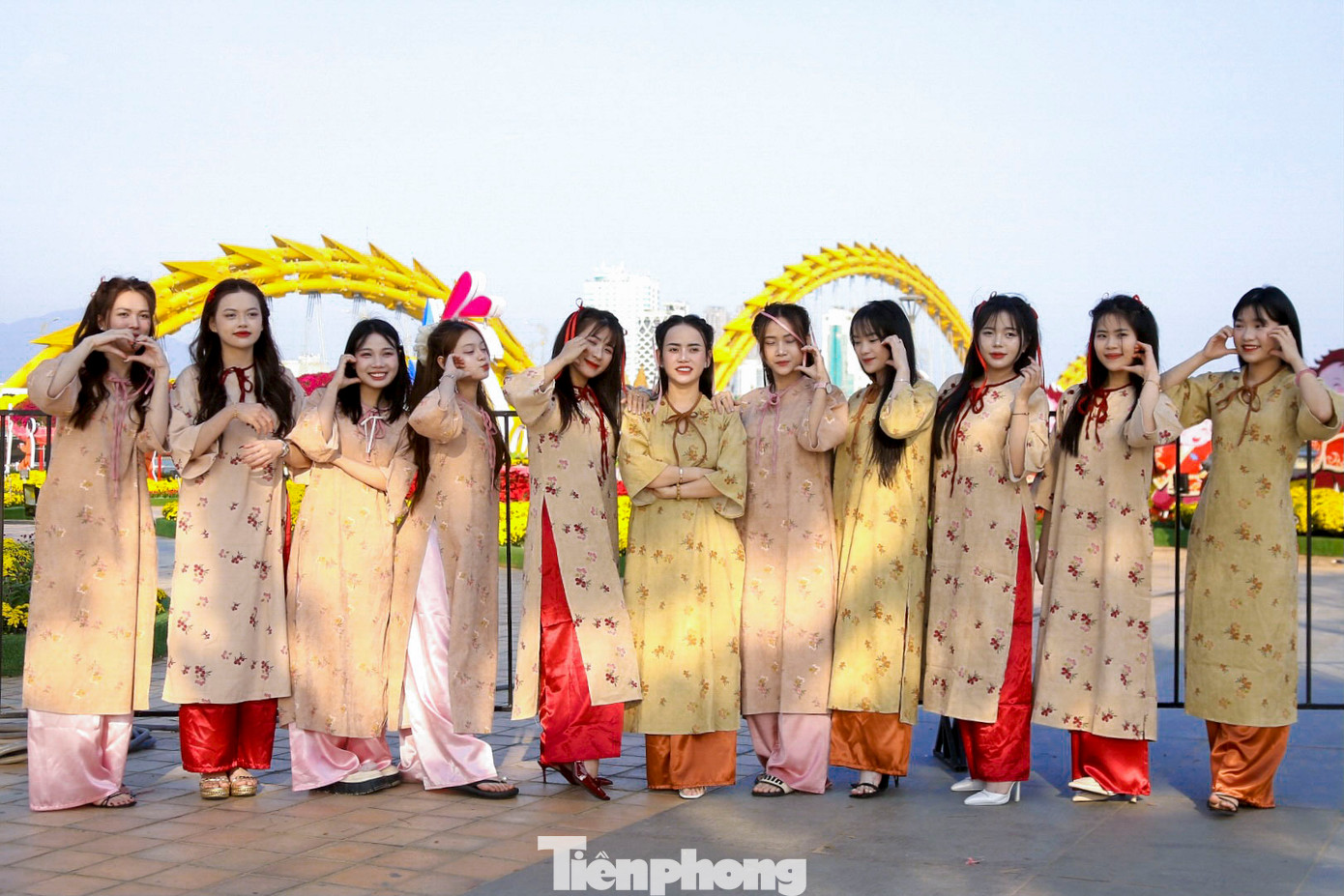 Nhiều bạn trẻ tranh thủ ghi lại những khoảnh khắc đẹp trước khi lượng khách đổ về đông hơn khi đường hoa chính thức mở cửa. Phạm Hoàng Ny (trú quận Sơn Trà) chia sẻ: "Năm nay tiểu cảnh tại đường hoa Tết được trang trí rất đẹp mắt. Dù chưa được vào trong nhưng chúng mình vẫn chụp được rất nhiều ảnh đẹp." Nhiều bạn trẻ tranh thủ ghi lại những khoảnh khắc đẹp trước khi lượng khách đổ về đông hơn khi đường hoa chính thức mở cửa. Phạm Hoàng Ny (trú quận Sơn Trà) chia sẻ: "Năm nay tiểu cảnh tại đường hoa Tết được trang trí rất đẹp mắt. Dù chưa được vào trong nhưng chúng mình vẫn chụp được rất nhiều ảnh đẹp."