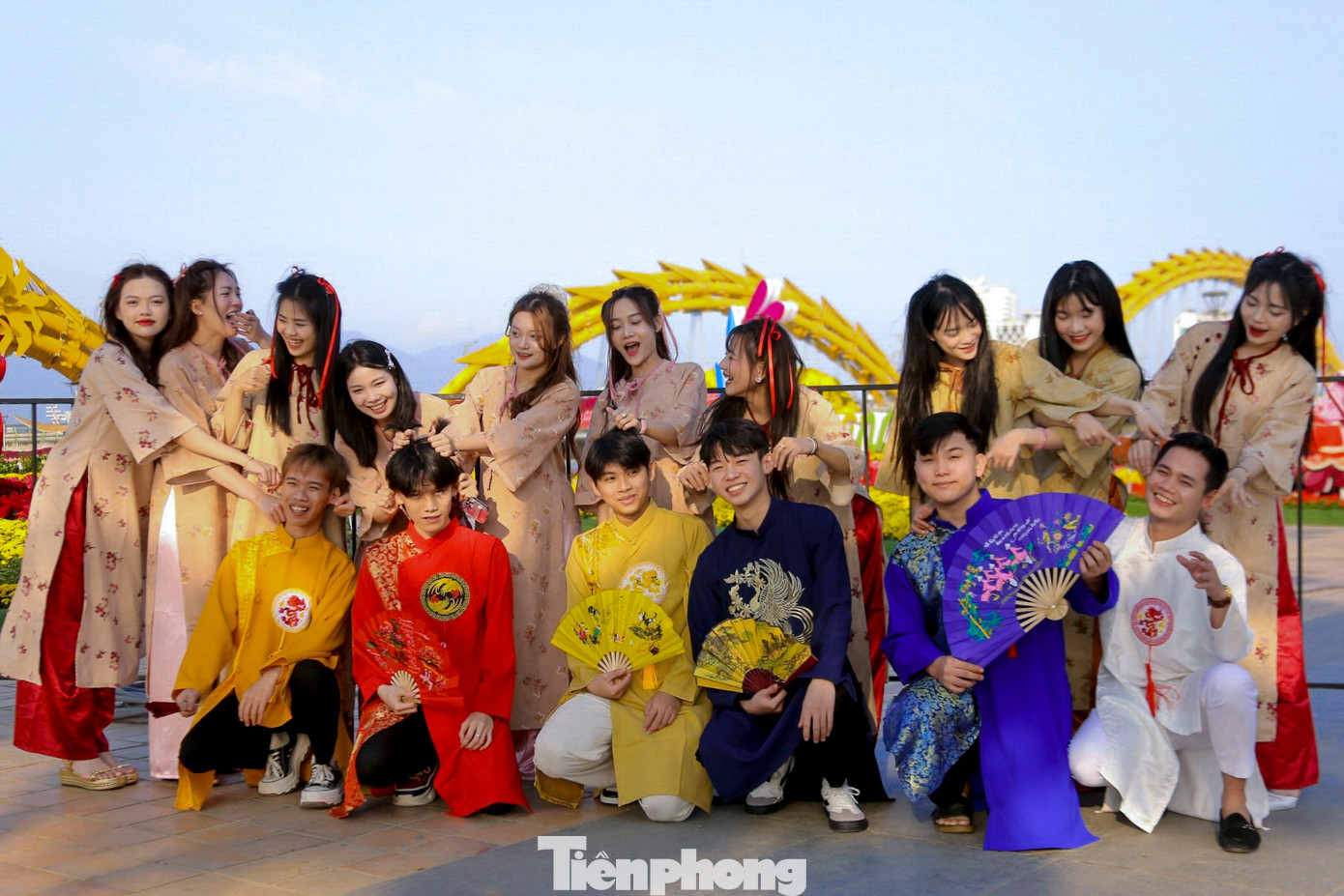 Nhiều bạn trẻ nhí nhảnh tạo dáng chụp hình cùng nhau. Nhiều bạn trẻ nhí nhảnh tạo dáng chụp hình cùng nhau.