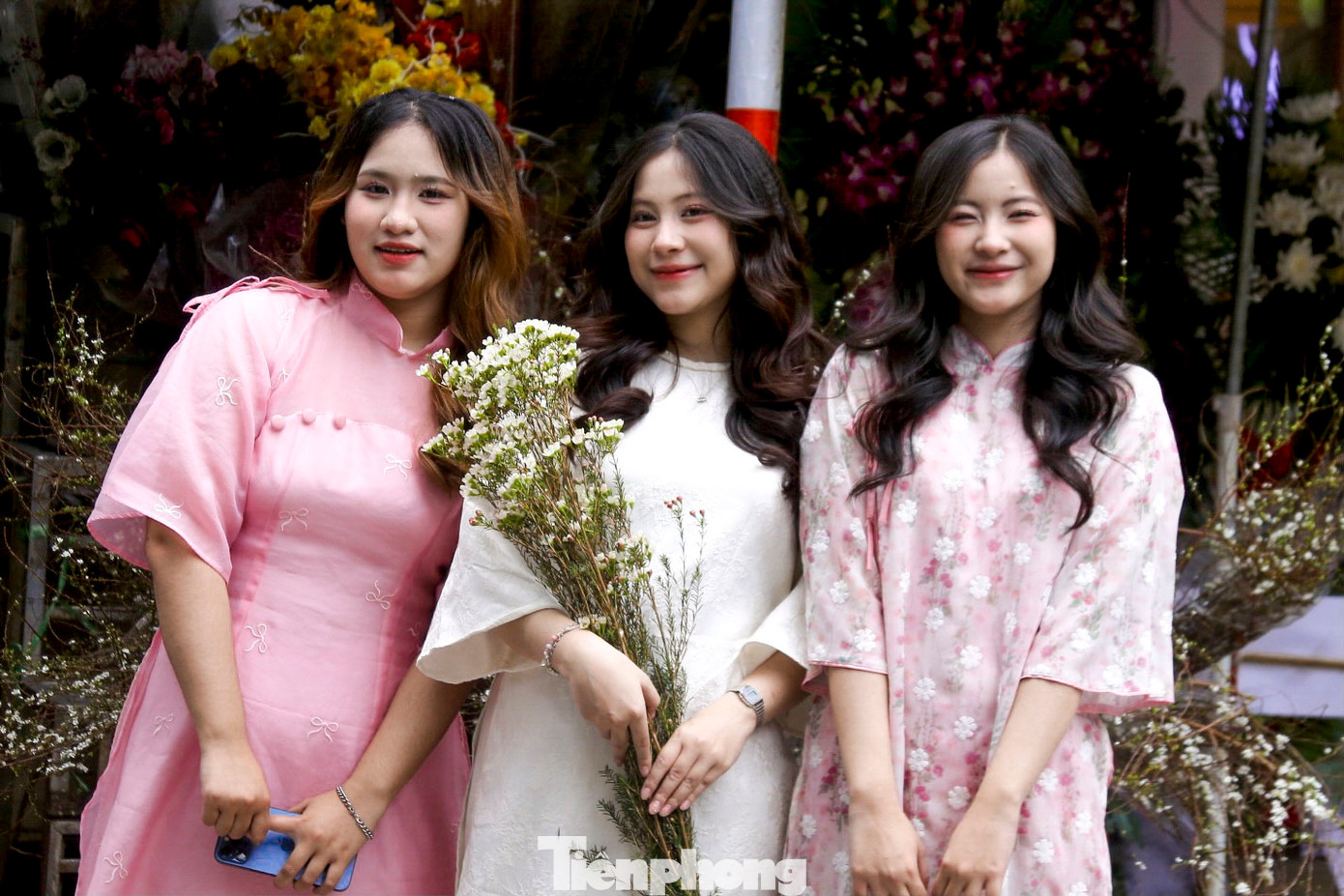 Tại khu vực chợ Hàn, Nhà thờ Con Gà (quận Hải Châu, thành phố Đà Nẵng), nhiều bạn trẻ cũng tranh thủ chụp cho mình những bộ ảnh ưng ý. Tại khu vực chợ Hàn, Nhà thờ Con Gà (quận Hải Châu, thành phố Đà Nẵng), nhiều bạn trẻ cũng tranh thủ chụp cho mình những bộ ảnh ưng ý.