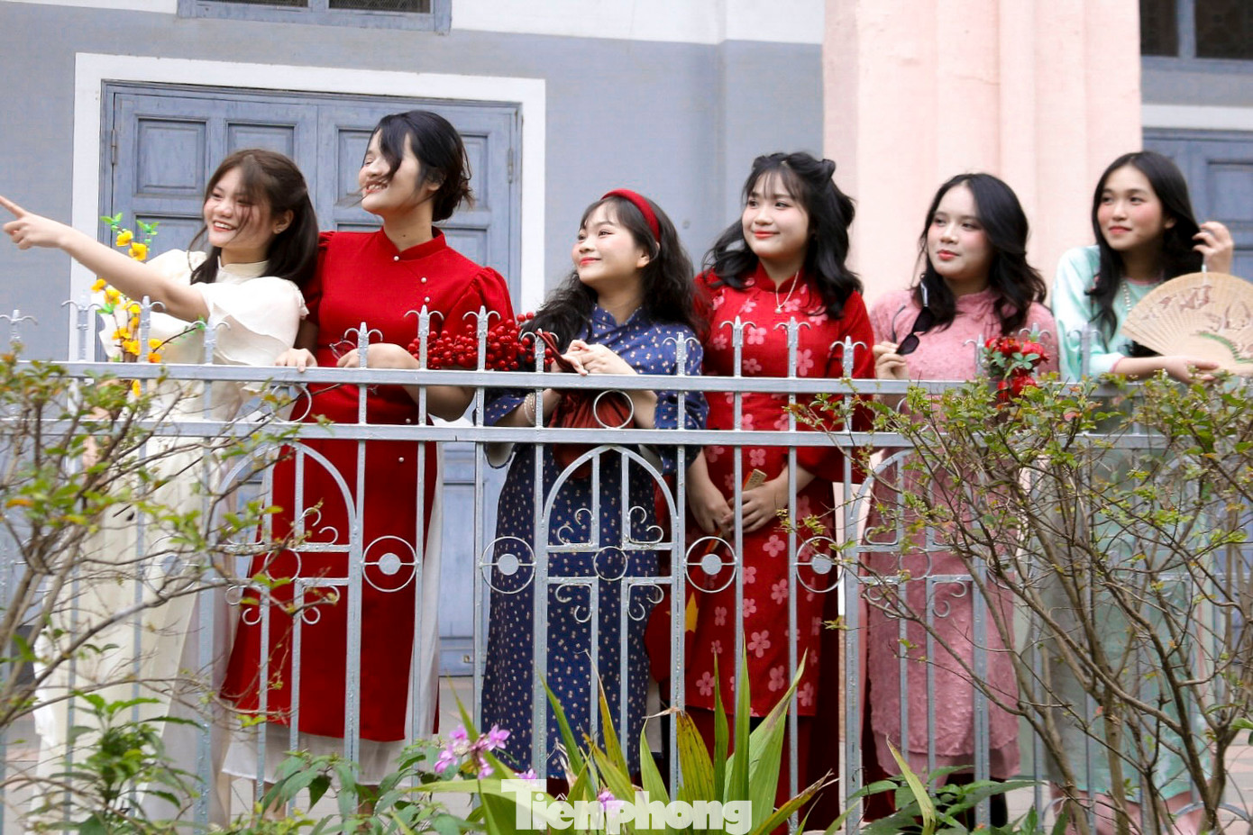 Tại khu vực chợ Hàn, Nhà thờ Con Gà (quận Hải Châu, thành phố Đà Nẵng), nhiều bạn trẻ cũng tranh thủ chụp cho mình những bộ ảnh ưng ý. Tại khu vực chợ Hàn, Nhà thờ Con Gà (quận Hải Châu, thành phố Đà Nẵng), nhiều bạn trẻ cũng tranh thủ chụp cho mình những bộ ảnh ưng ý.