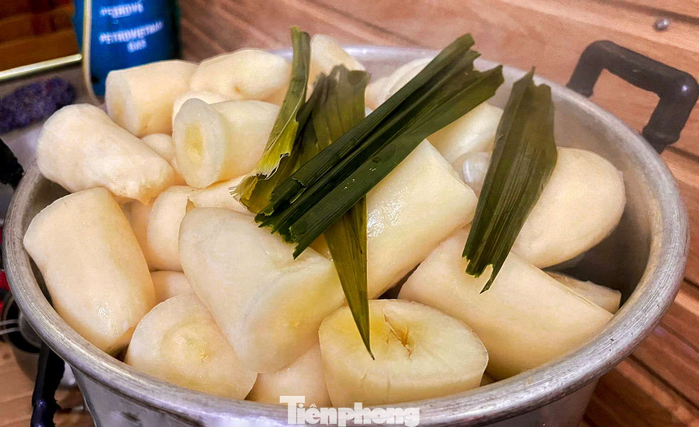 Củ sắn được làm kỹ lưỡng, gọt vỏ, ngâm nước để loại bỏ nhựa, luộc chín. Sau đó thái miếng vừa ăn rồi phơi khô. Củ sắn được làm kỹ lưỡng, gọt vỏ, ngâm nước để loại bỏ nhựa, luộc chín. Sau đó thái miếng vừa ăn rồi phơi khô.