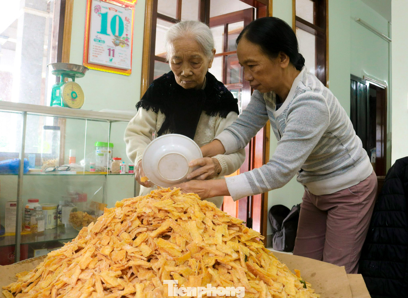 Bà Tư và con gái tất bật làm mứt sắn những ngày giáp Tết. Bà Tư và con gái tất bật làm mứt sắn những ngày giáp Tết.