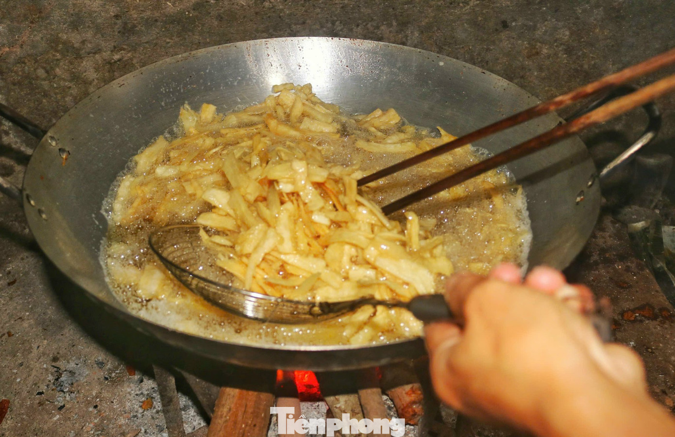 Để có mẻ mứt ngon phải canh lửa đều tay, đảo liên tục để sắn không cháy, kết tinh đường đẹp mắt. Để có mẻ mứt ngon phải canh lửa đều tay, đảo liên tục để sắn không cháy, kết tinh đường đẹp mắt.