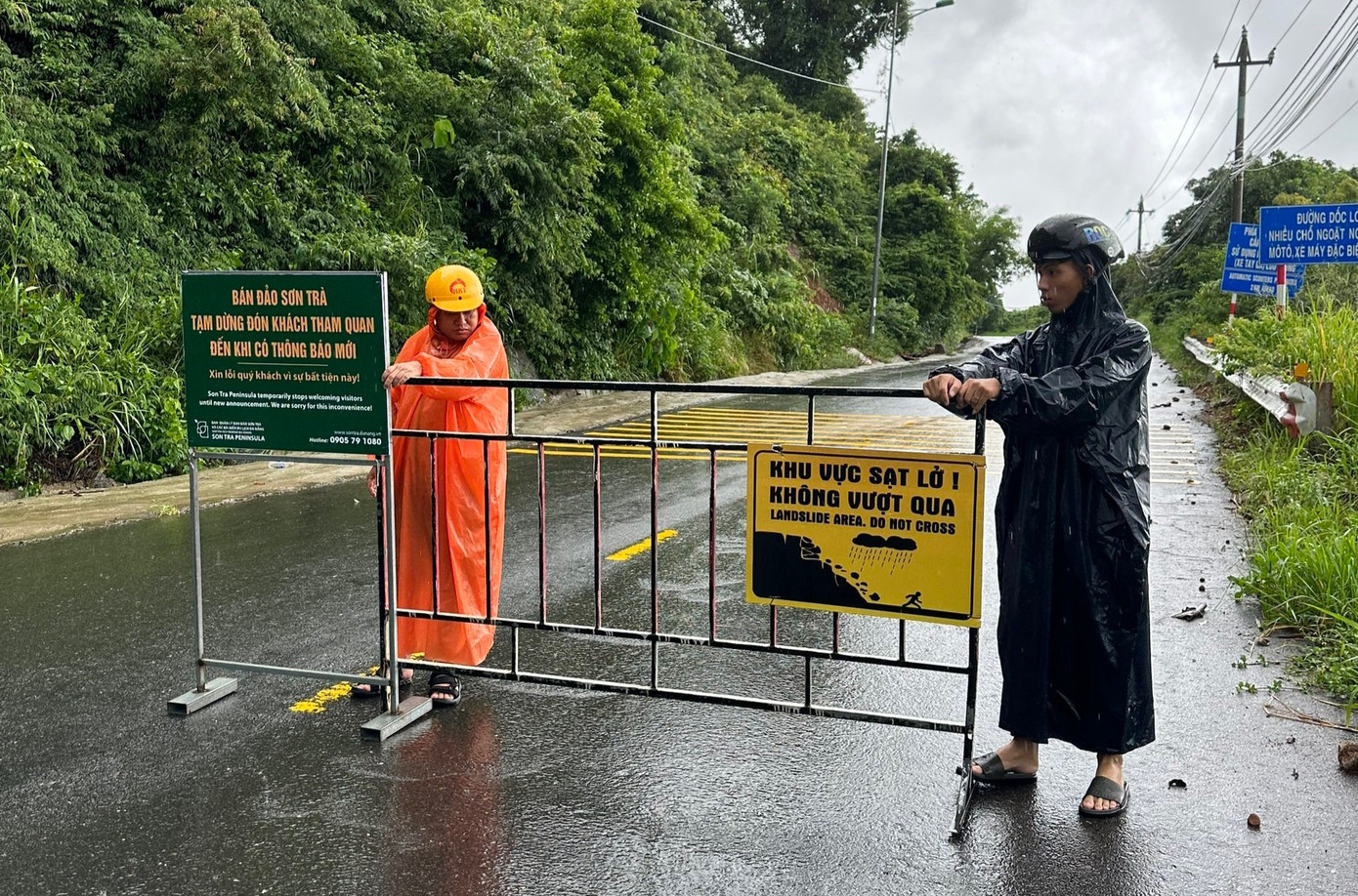 Lực lượng chức năng đặt biển cảnh báo cấm người dân tham quan. (Ảnh: Thanh Hải) Lực lượng chức năng đặt biển cảnh báo cấm người dân tham quan. (Ảnh: Thanh Hải)