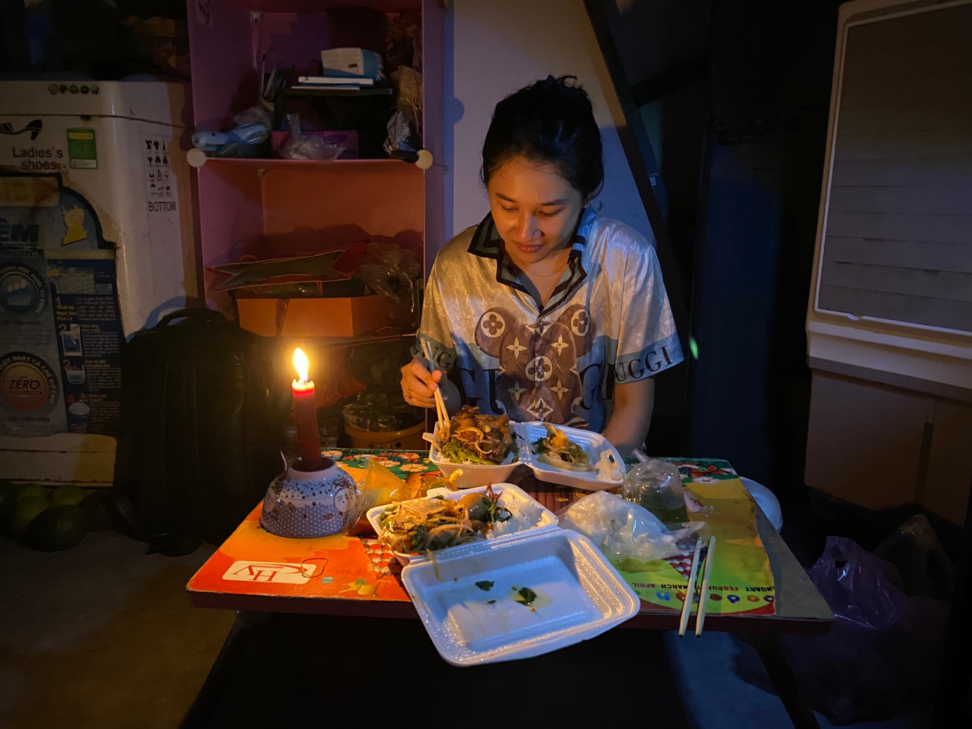 Bị cắt điện hoàn toàn, người dân phải đốt nến để thắp sáng. Bị cắt điện hoàn toàn, người dân phải đốt nến để thắp sáng.