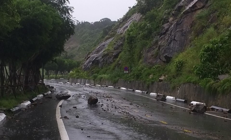 Đất đá sạt lở lăn xuống đường gây nguy hiểm. Đất đá sạt lở lăn xuống đường gây nguy hiểm.