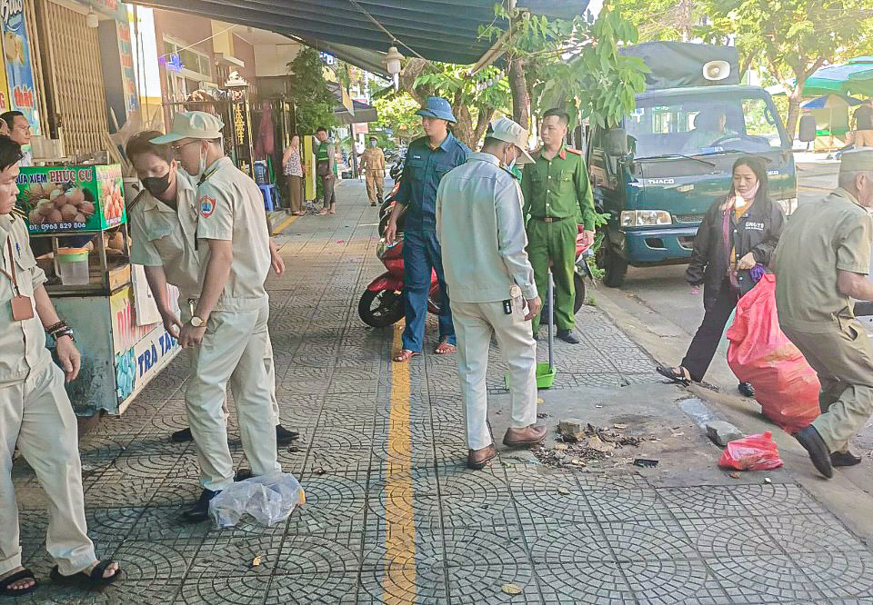 Lực lượng chức năng đã ra quân xử lý, trả lại vỉa hè dành cho người đi bộ. Lực lượng chức năng đã ra quân xử lý, trả lại vỉa hè dành cho người đi bộ.