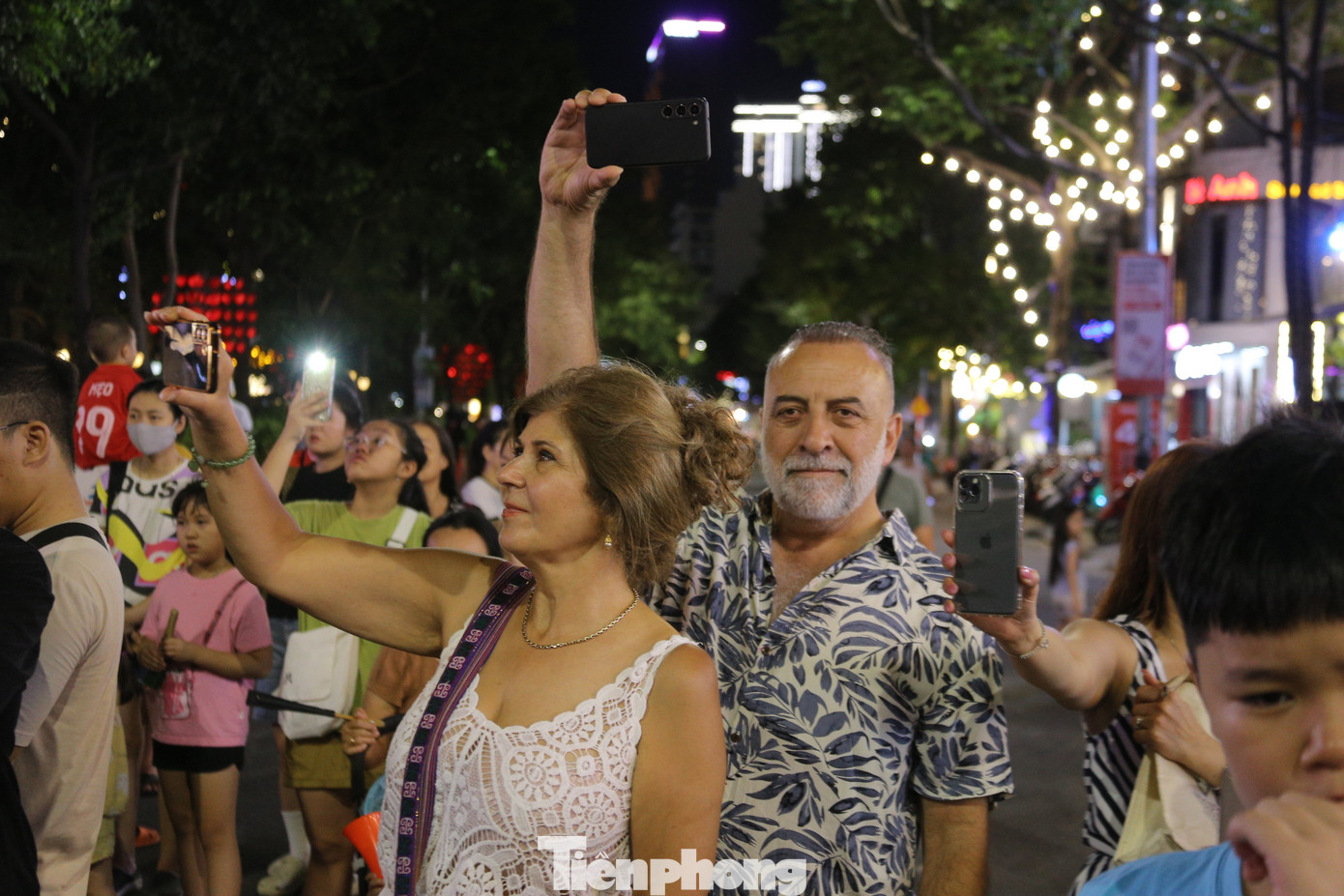 Du khách nước ngoài thích thú chụp hình cùng vũ công và ghi lại những khoảnh khắc đẹp làm kỷ niệm.