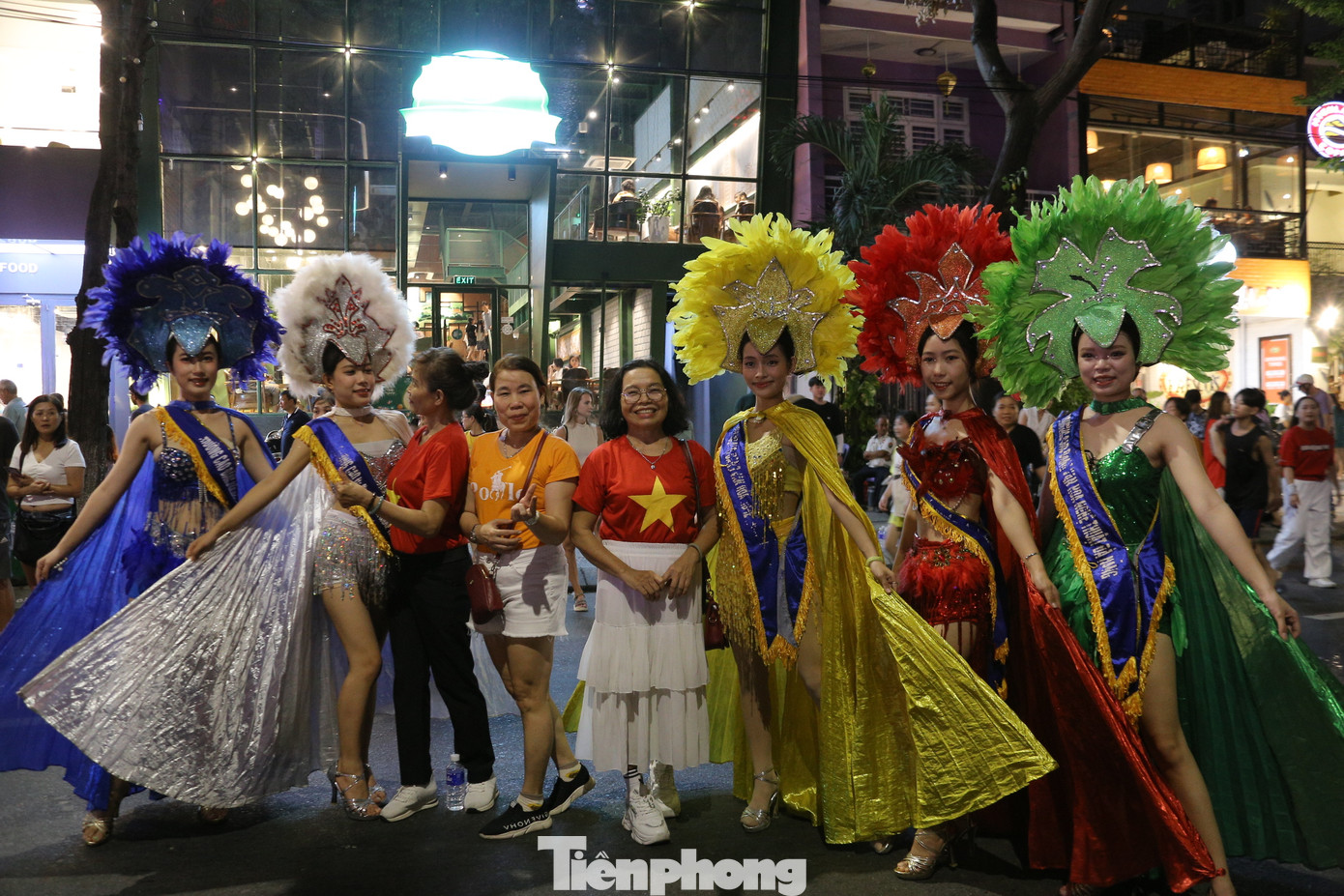 "Tôi cảm thấy rất vui khi lần đầu tiên đến Đà Nẵng du lịch, được trải nghiệm không khí lễ hội rất tuyệt vời thế này. Tôi sẽ tham quan hết các địa điểm ở Đà Nẵng trong kỳ nghỉ lễ năm nay, thật sự Đà Nẵng là một thành phố rất đáng sống", bà Trần Thị Hoa - du khách đến từ TPHCM chia sẻ.