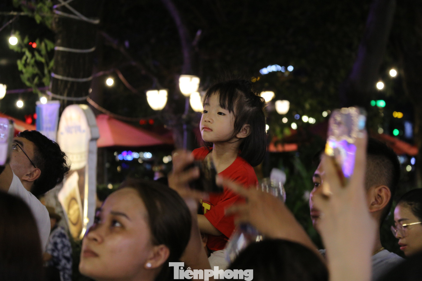 Nhiều em nhỏ vui vẻ khi được bố mẹ dẫn đi xem trong dịp nghỉ lễ.