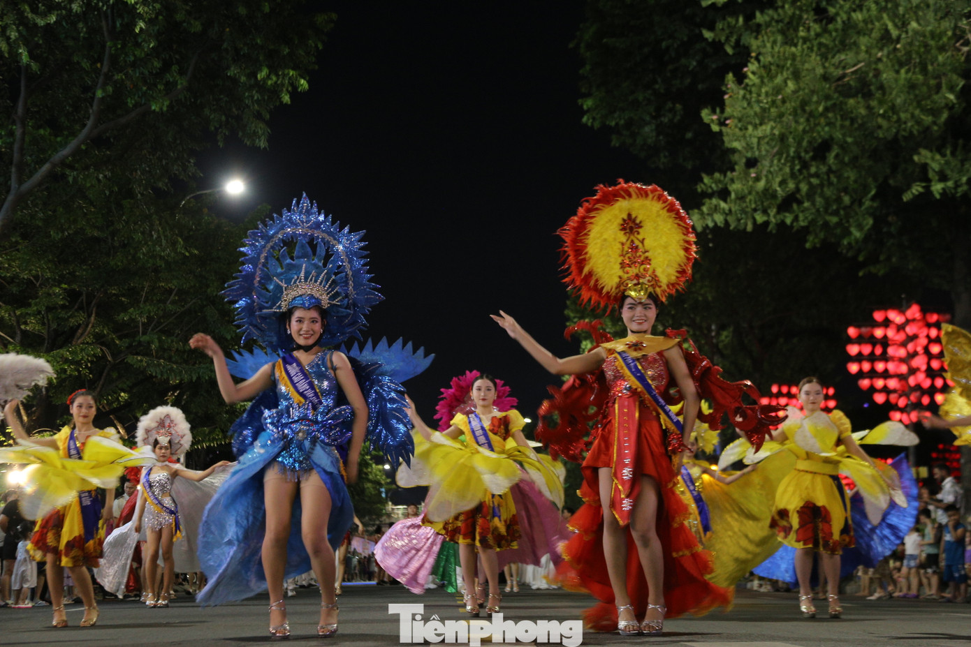 Những vũ điệu đẹp mắt của các vũ công đã khuấy động cả đường phố Đà Nẵng trong đêm.