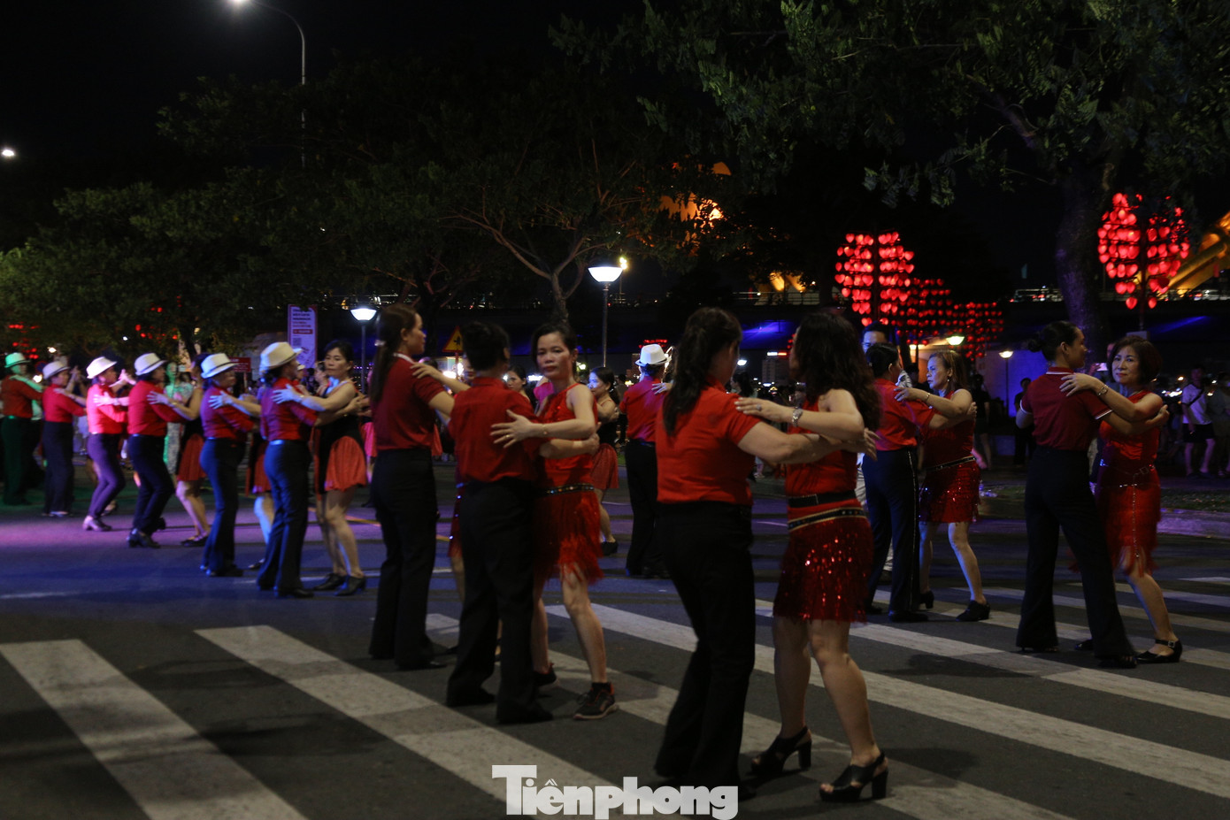 Với sự góp mặt của hơn 100 nghệ sĩ cùng các tiết mục nhảy, khiêu vũ và đội kèn hơi đã khuấy động cả con đường. Chị Trần Hạ San, nhóm nhảy thuộc Trường Cao đẳng Văn hóa Nghệ thuật Đà Nẵng cho biết, chị rất vui khi được tham gia và cùng nhảy tại vũ hội đường phố trong dịp nghỉ lễ hôm nay.