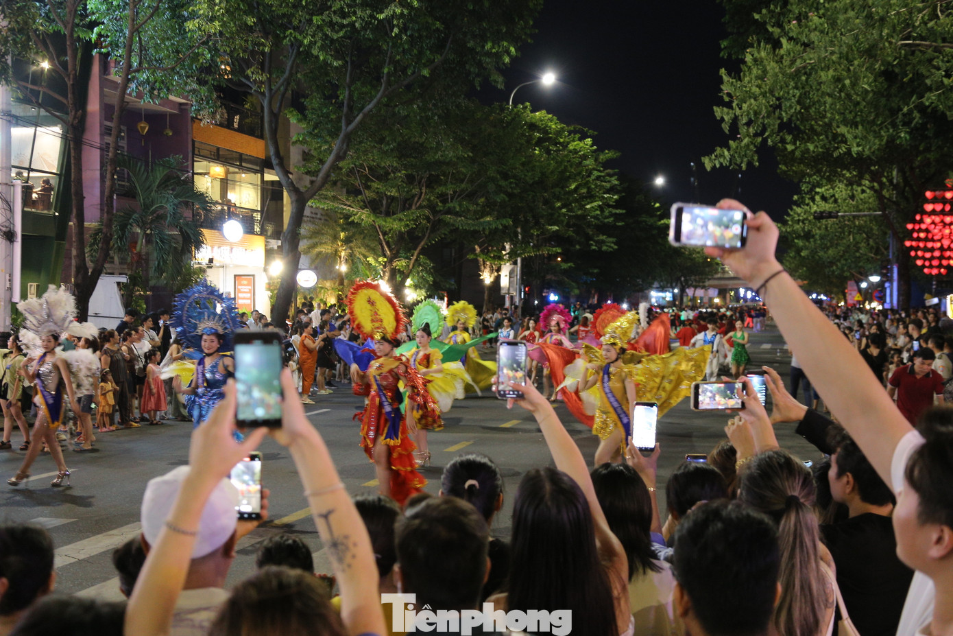 Rất đông người dân, du khách thích thú hòa mình cùng giai điệu âm nhạc sôi động của các vũ điệu disco, rumba, tango, chachacha cùng các vũ công.