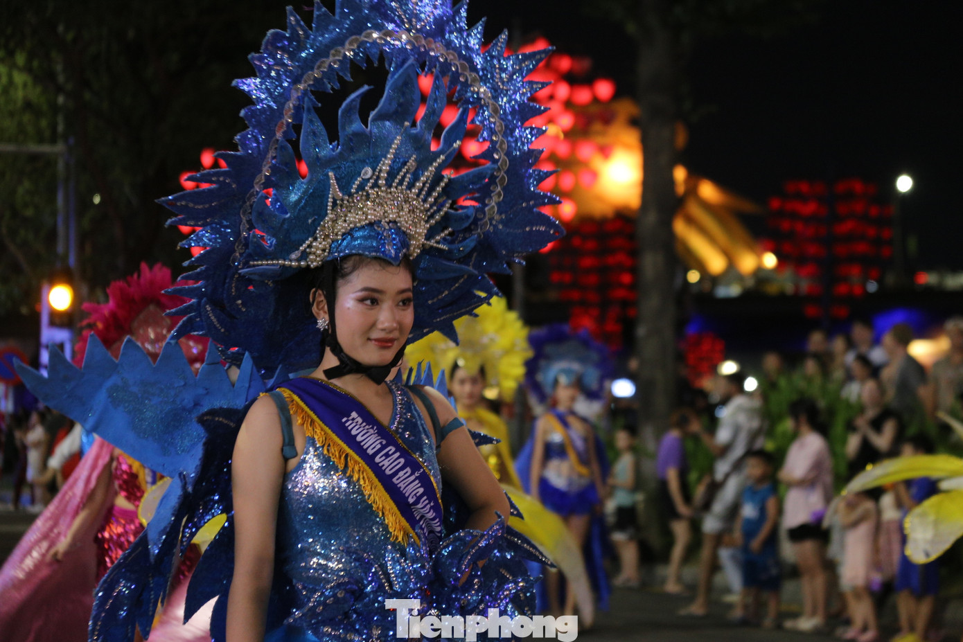 Những vũ điệu đẹp mắt của các vũ công đã khuấy động cả đường phố Đà Nẵng trong đêm.