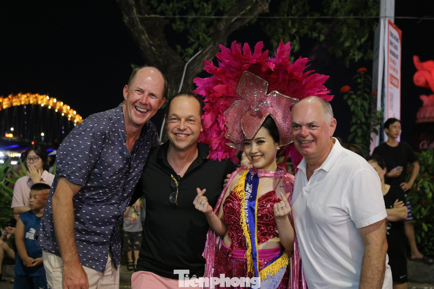 Du khách nước ngoài thích thú chụp hình cùng vũ công và ghi lại những khoảnh khắc đẹp làm kỷ niệm.