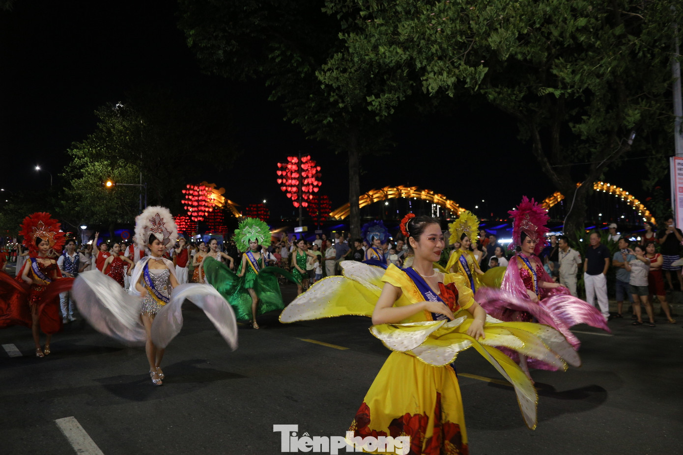 Những vũ điệu đẹp mắt của các vũ công đã khuấy động cả đường phố Đà Nẵng trong đêm.