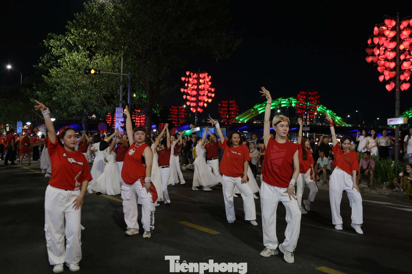 Với sự góp mặt của hơn 100 nghệ sĩ cùng các tiết mục nhảy, khiêu vũ và đội kèn hơi đã khuấy động cả con đường. Chị Trần Hạ San, nhóm nhảy thuộc Trường Cao đẳng Văn hóa Nghệ thuật Đà Nẵng cho biết, chị rất vui khi được tham gia và cùng nhảy tại vũ hội đường phố trong dịp nghỉ lễ hôm nay.