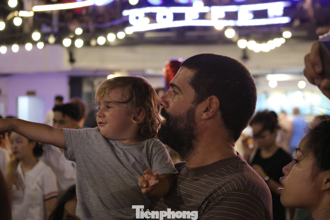 Nhiều em nhỏ vui vẻ khi được bố mẹ dẫn đi xem trong dịp nghỉ lễ.