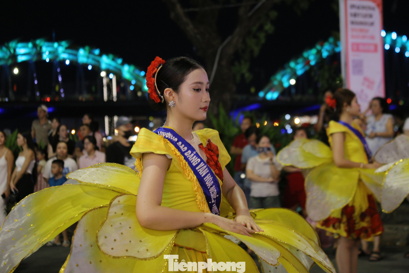 Những vũ điệu đẹp mắt của các vũ công đã khuấy động cả đường phố Đà Nẵng trong đêm.