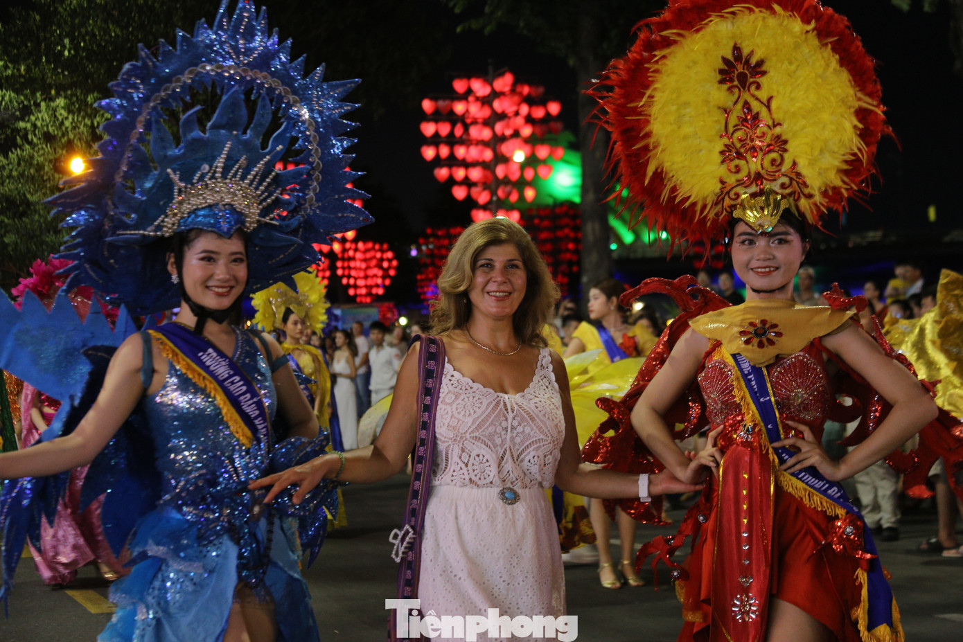 Du khách nước ngoài thích thú chụp hình cùng vũ công và ghi lại những khoảnh khắc đẹp làm kỷ niệm.