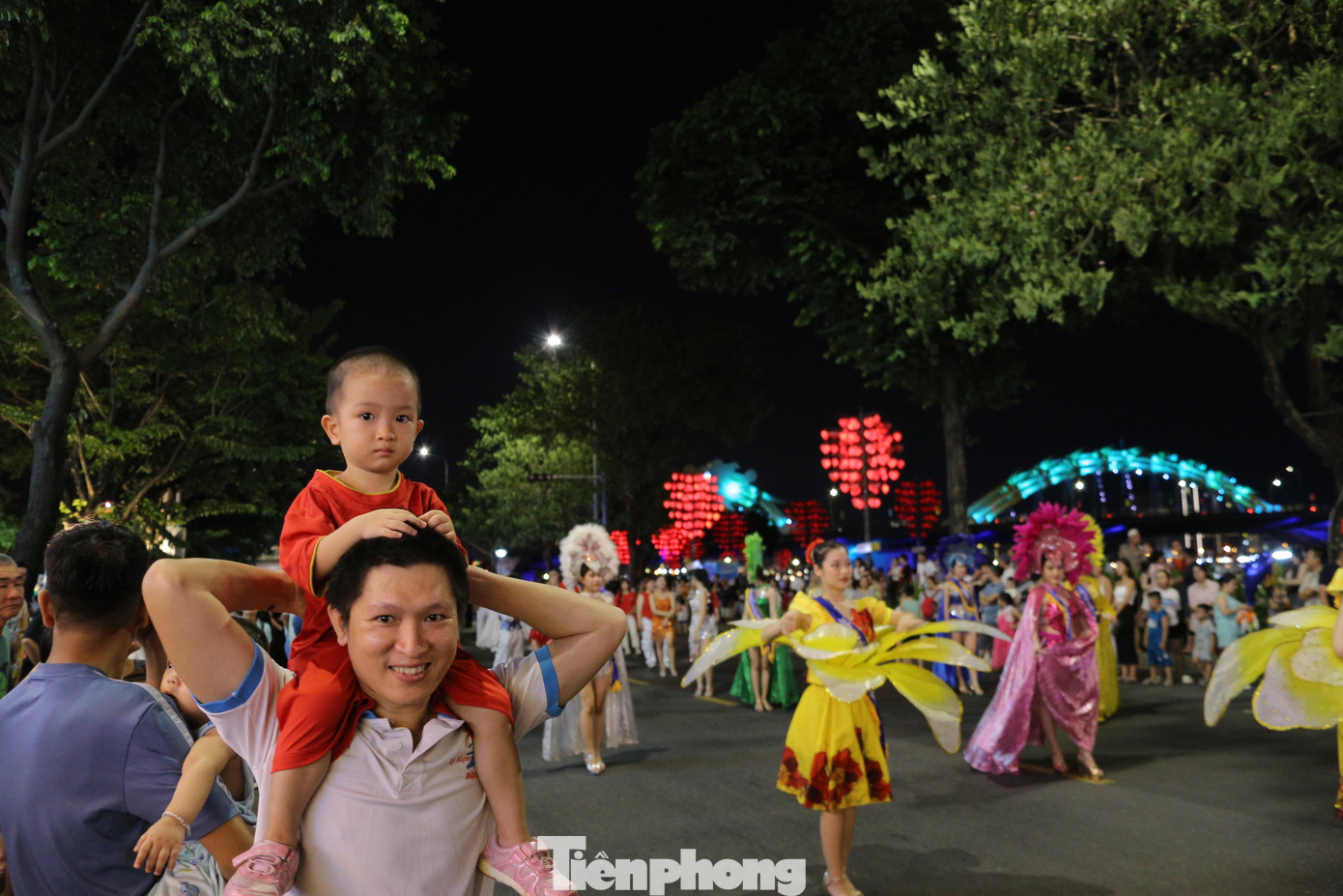 Nhiều em nhỏ vui vẻ khi được bố mẹ dẫn đi xem trong dịp nghỉ lễ.