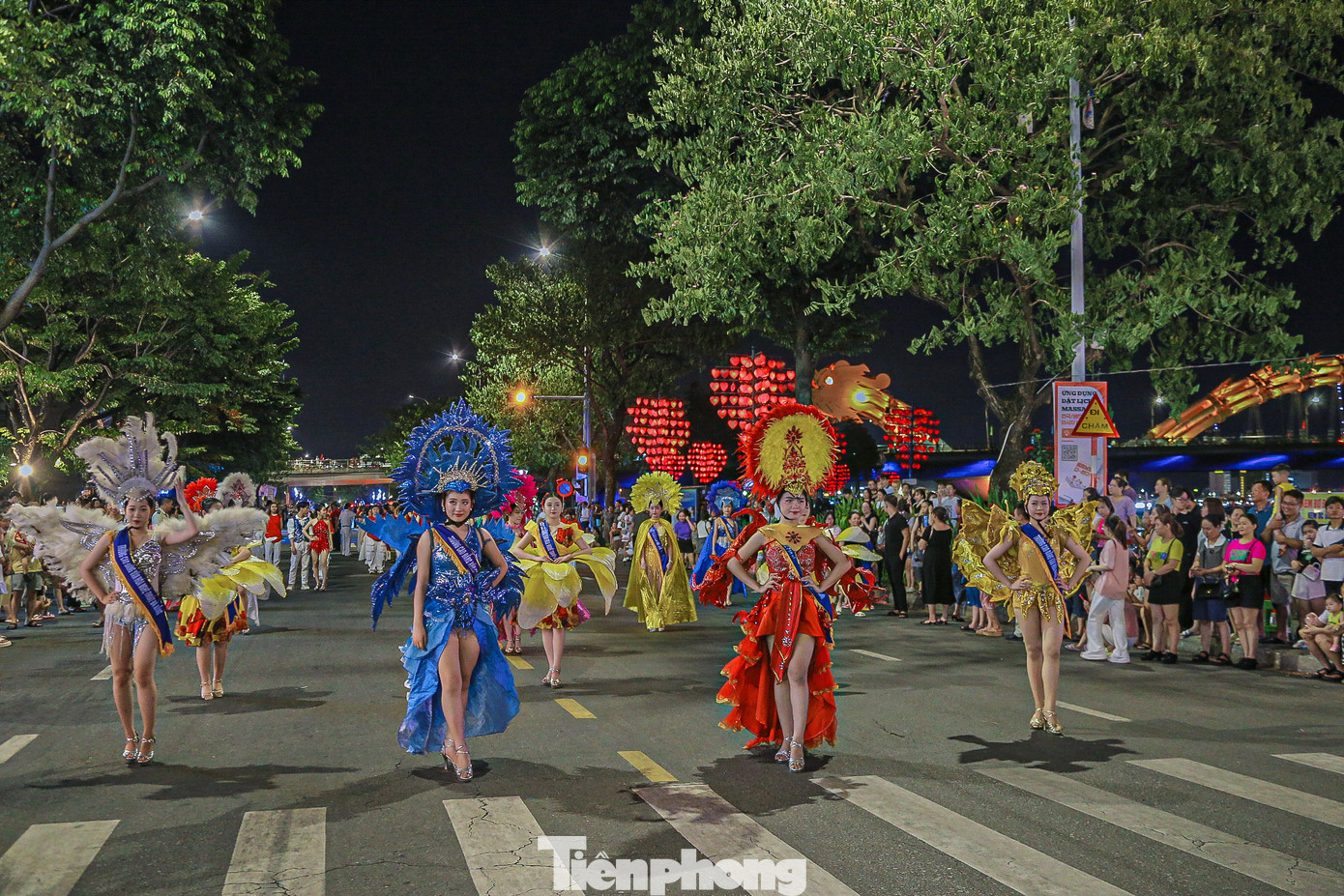 Vũ hội đường phố là một trong những hoạt động nằm trong chuỗi các sự kiện văn hóa, lễ hội hai bên bờ sông Hàn của thành phố Đà Nẵng năm 2024 nhằm kích cầu du lịch, giao thoa văn hóa nghệ thuật.