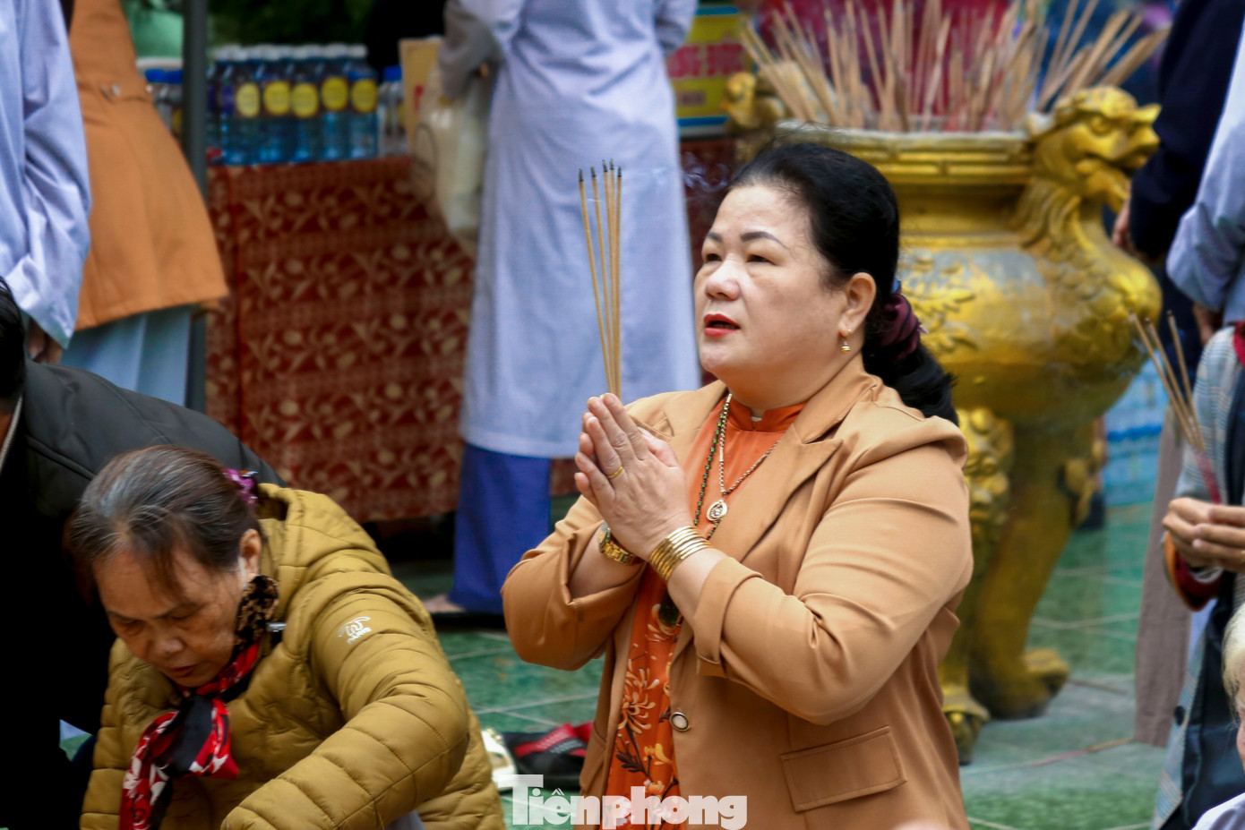 Kết thúc phần lễ, nhiều người cùng cầu nguyện cho đất nước hòa bình, an lạc, hạnh phúc và may mắn cho gia đình.