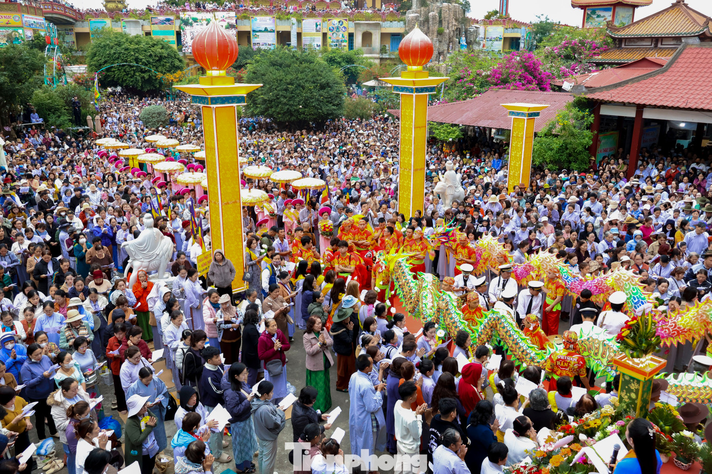 Sáng 18/3, hàng vạn chư tôn, tăng ni, phật tử, đạo hữu cùng người dân, du khách có mặt tại chùa Quán Thế Âm để tham dự, chiêm bái Lễ vía Đức Bồ tát Quán Thế Âm. Đây cũng là nghi lễ quan trọng nhất trong Lễ hội Quán Thế Âm Ngũ Hành Sơn.