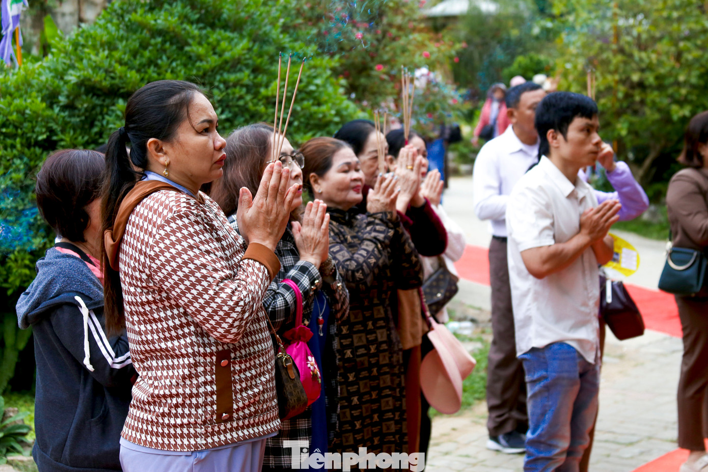 Kết thúc phần lễ, nhiều người cùng cầu nguyện cho đất nước hòa bình, an lạc, hạnh phúc và may mắn cho gia đình.
