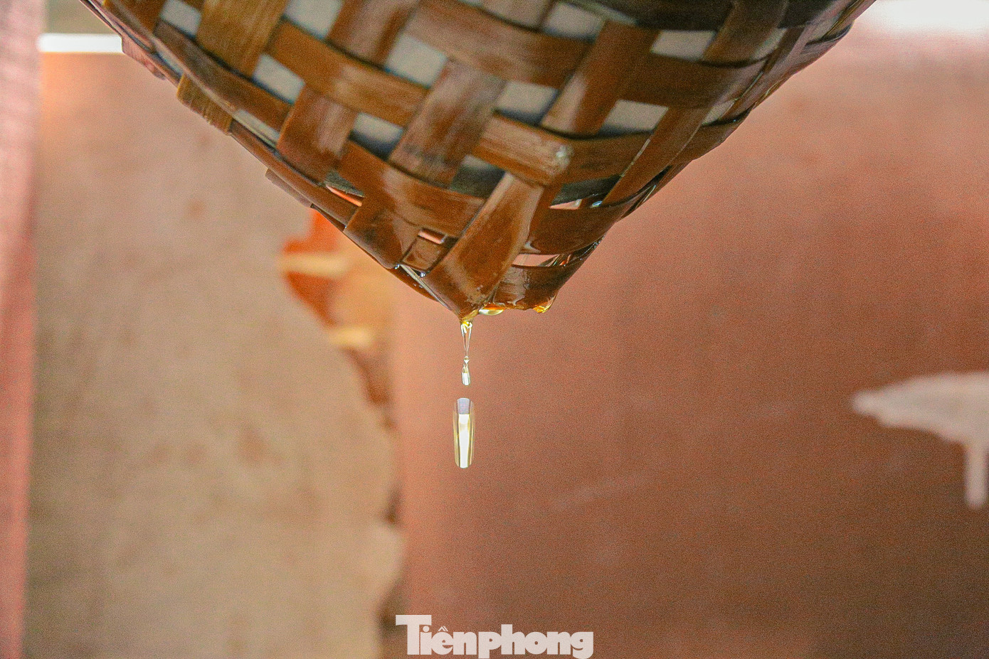 Những giọt nước mắm được chiết liên tục ngày đêm để kịp cung cấp cho thị trường.