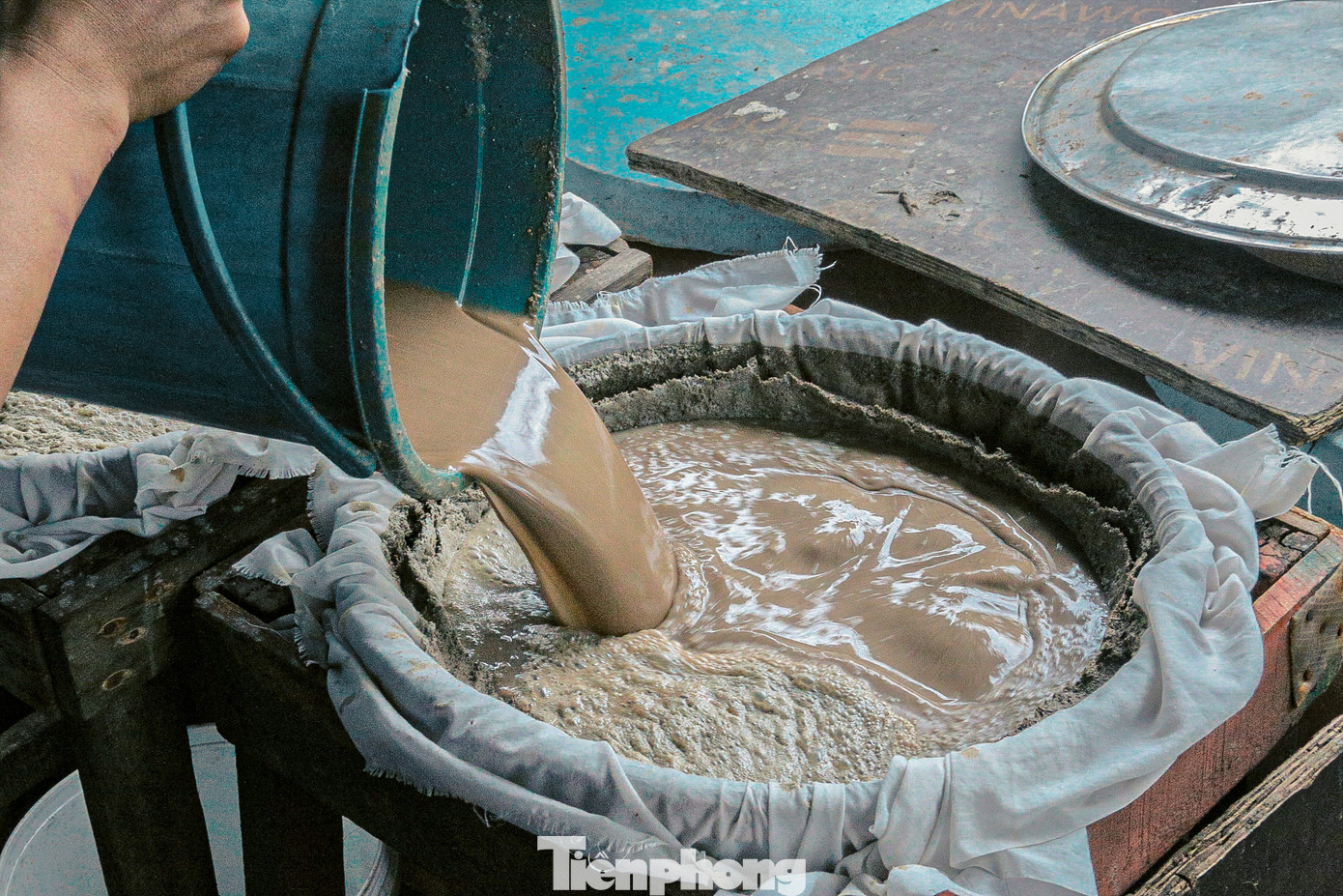 Mắm lấy từ trong chum đã được ủ từ 12 - 18 tháng, sau đó sẽ lọc qua phễu nhiều lần mới cho ra những giọt nước mắm thơm ngon.