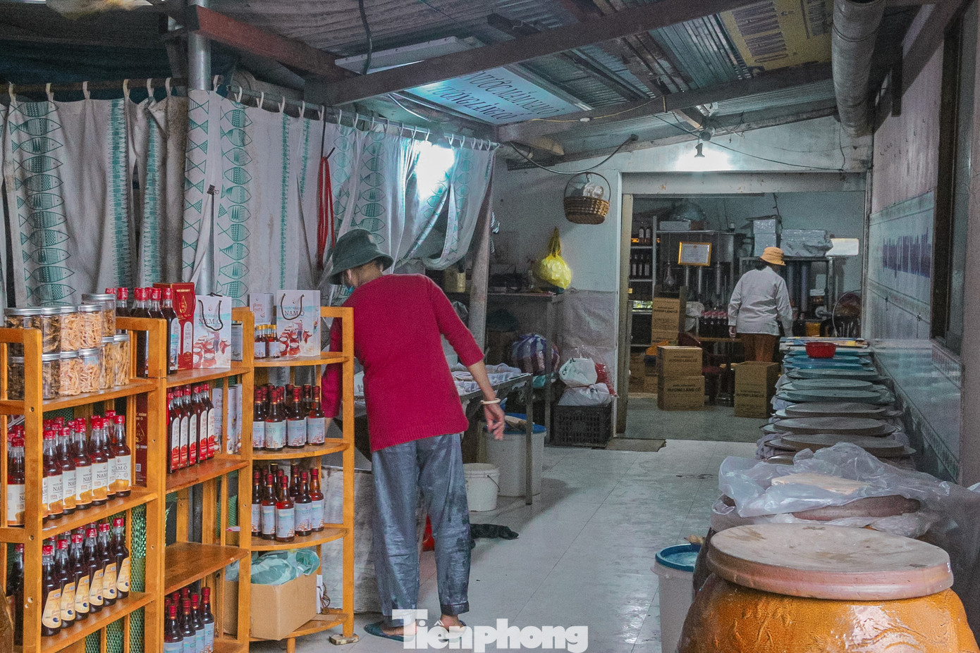 Những ngày sát Tết, hàng nghìn chai nước mắm được chuẩn bị cho những đơn hàng Tết ở Hà Nội, Sài Gòn, xa hơn là xuất khẩu sang Thái Lan, Nhật Bản...