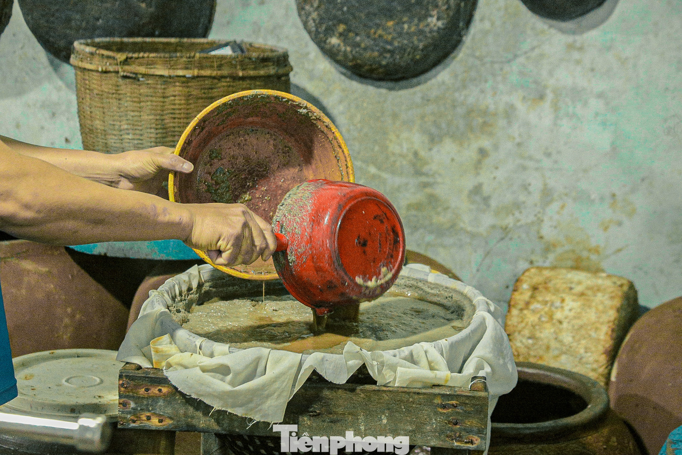 Mắm lấy từ trong chum đã được ủ từ 12 - 18 tháng, sau đó sẽ lọc qua phễu nhiều lần mới cho ra những giọt nước mắm thơm ngon.