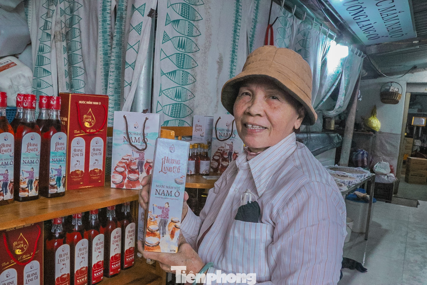 Bà Phan Thị Ngọc Bích, chủ cơ sở nước mắm Hương Làng Cổ (phường Hòa Hiệp Nam) cho biết: Năm nay đơn đặt hàng Tết nhiều nên cơ sở của bà bán ra hơn 10.000 lít nước mắm, mọi người đều phải tăng ca làm ngày đêm mới kịp. "Chúng tôi đang tích cực đóng chai, dán nhãn, đóng thùng để kịp chuyển cho các đơn hàng ở xa. Đặc biệt, năm nay cơ sở của tôi có nước mắm “hai năm”, được ủ 24 tháng mới bán ra nên mỗi chai có giá 80.000 đồng/chai." bà Bích cho biết.