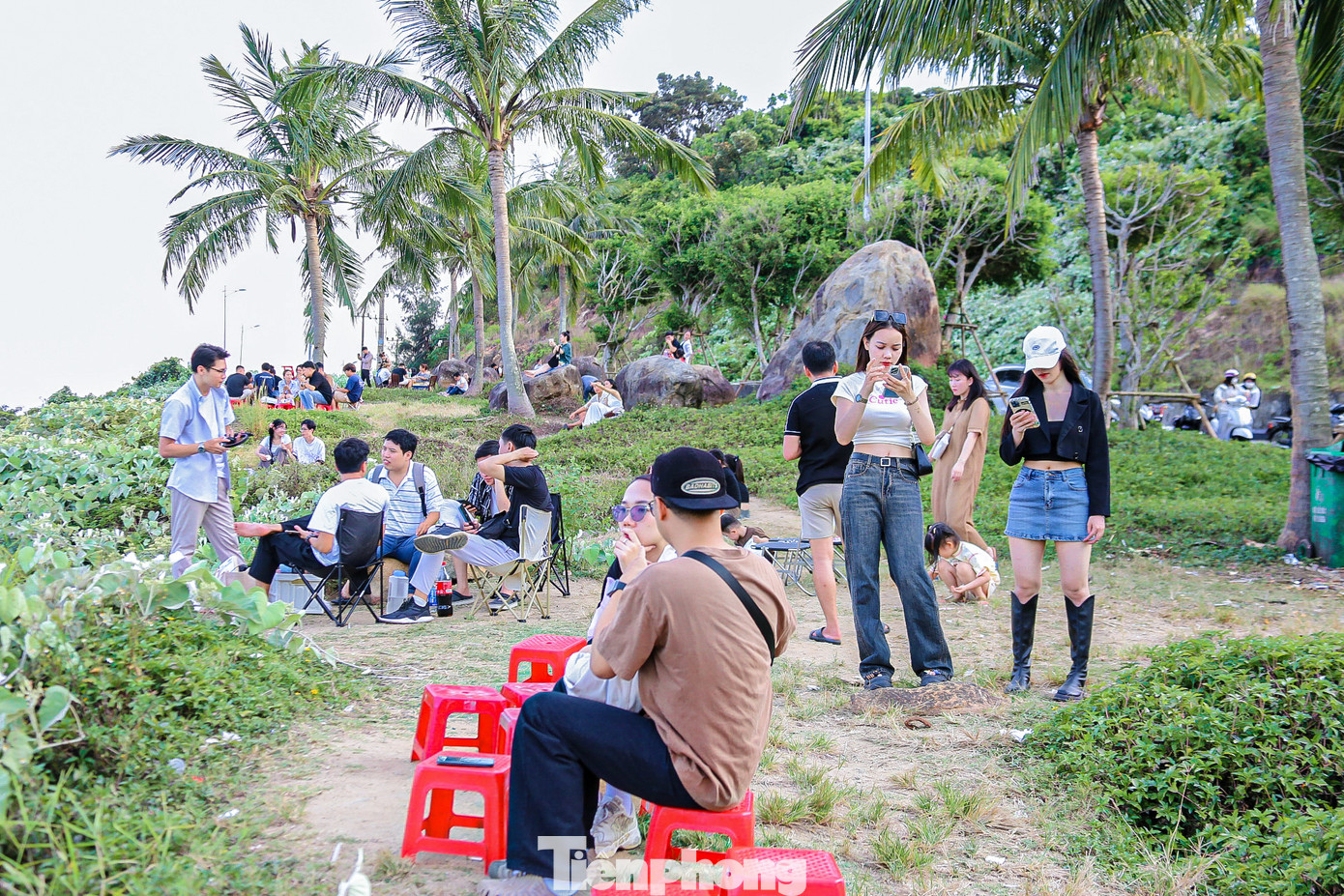 Sau những giờ làm việc căng thẳng, các bạn trẻ đến đây để đọc sách, "tám chuyện" thư giãn.