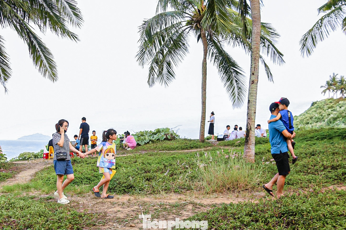 Nhiều gia đình đưa con cái lên vui chơi, tổ chức các bữa tiệc nhỏ cùng người thân.