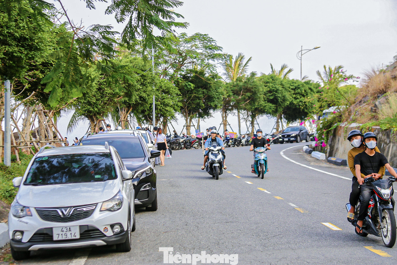 Càng về chiều lượng người càng đông khiến hai bên đường lên bán đảo Sơn Trà chật kín chỗ đậu xe.