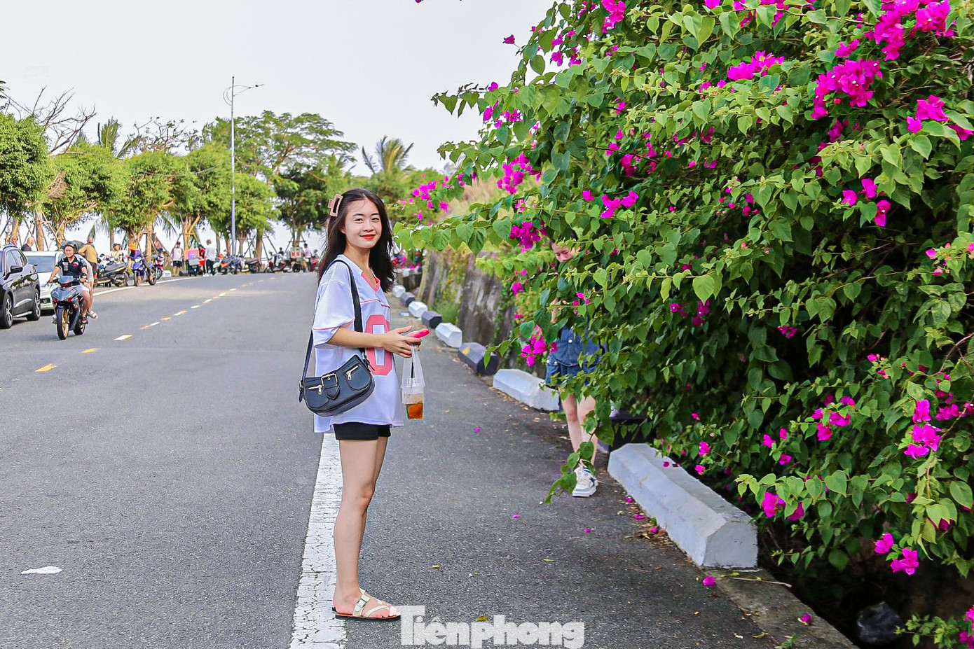 Bạn Nguyễn Tường Vy (sinh viên Trường ĐH Duy Tân) cho biết: "Thời tiết như thế này ở phòng trọ vừa nóng, vừa ngột ngạt không chịu được, nên mình rủ bạn bè cùng nhau lên đây hóng mát, chụp hình. Được ngắm Đà Nẵng từ trên cao và tận hưởng những làn gió biển trong lành thật tuyệt vời".