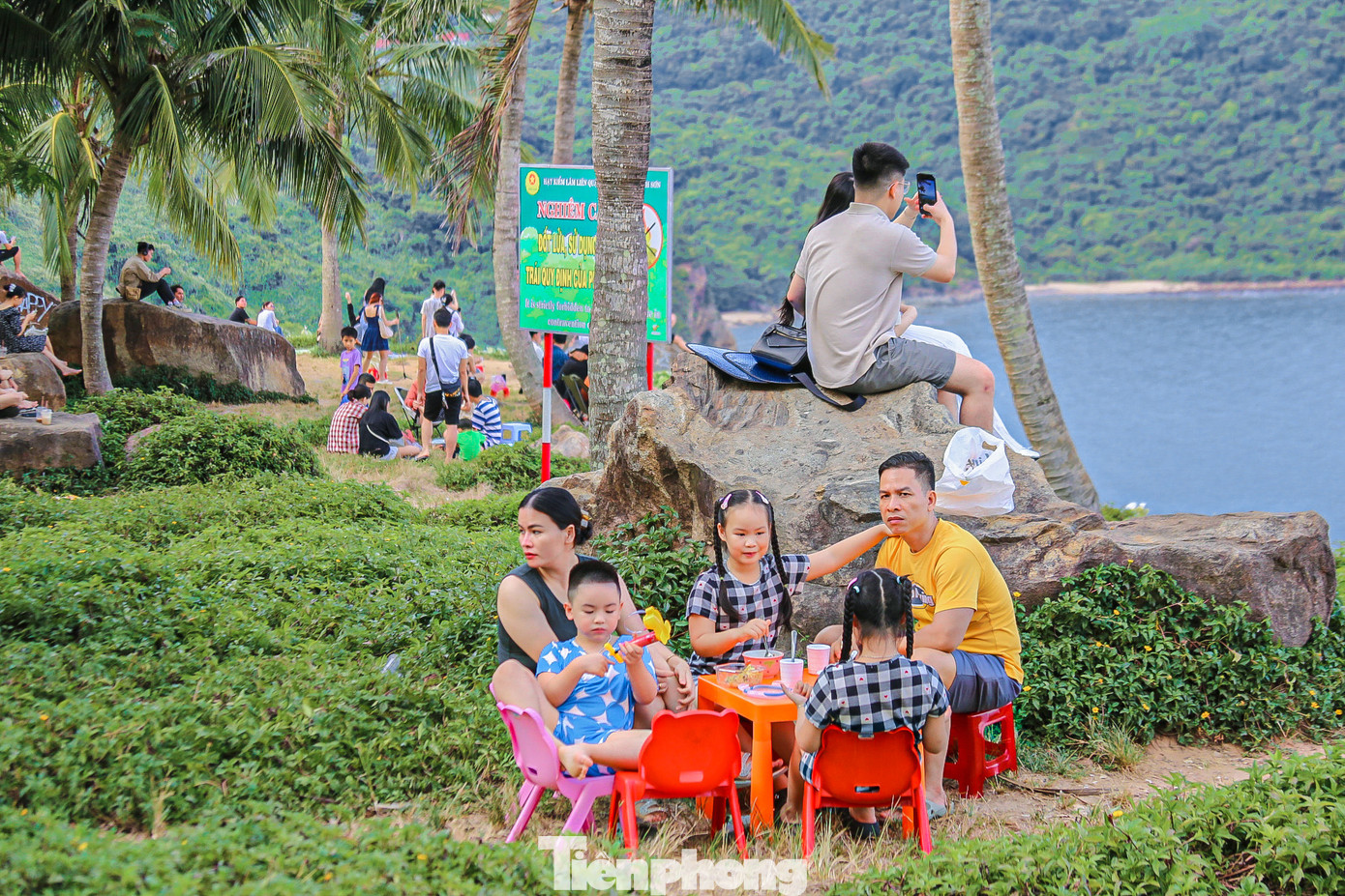 Nhiều gia đình đưa con cái lên vui chơi, tổ chức các bữa tiệc nhỏ cùng người thân.